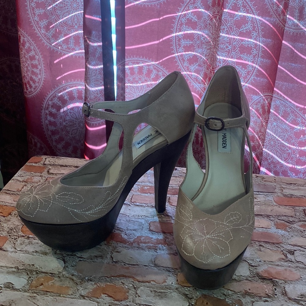 Groovy Steve Madden platforms, leather upper with wood heel size 7